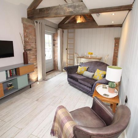 The Hayloft - Cheshire Villa Крю Екстериор снимка