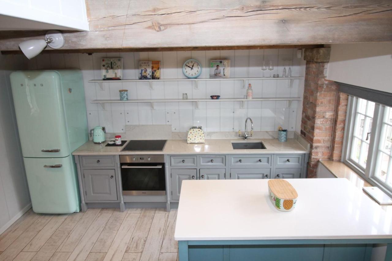 The Hayloft - Cheshire Villa Крю Екстериор снимка