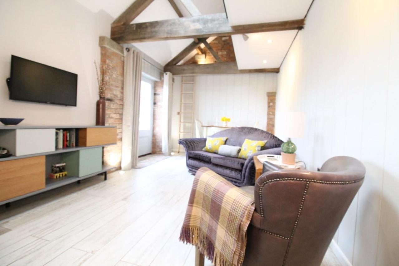 The Hayloft - Cheshire Villa Крю Екстериор снимка
