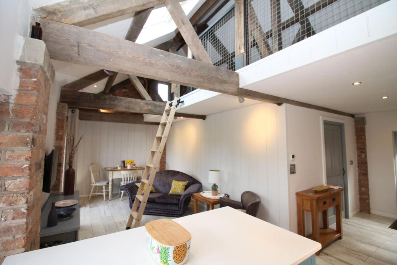 The Hayloft - Cheshire Villa Крю Екстериор снимка