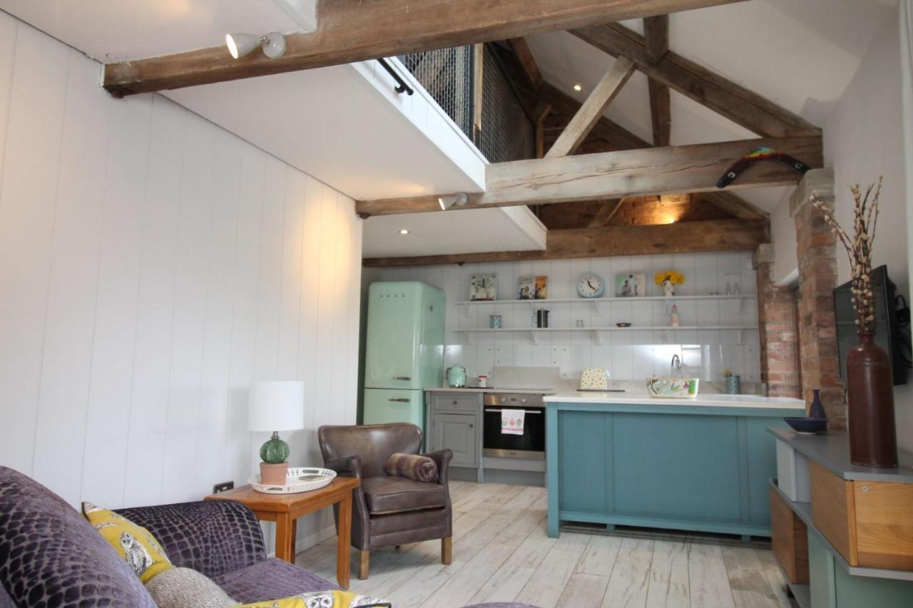 The Hayloft - Cheshire Villa Крю Екстериор снимка