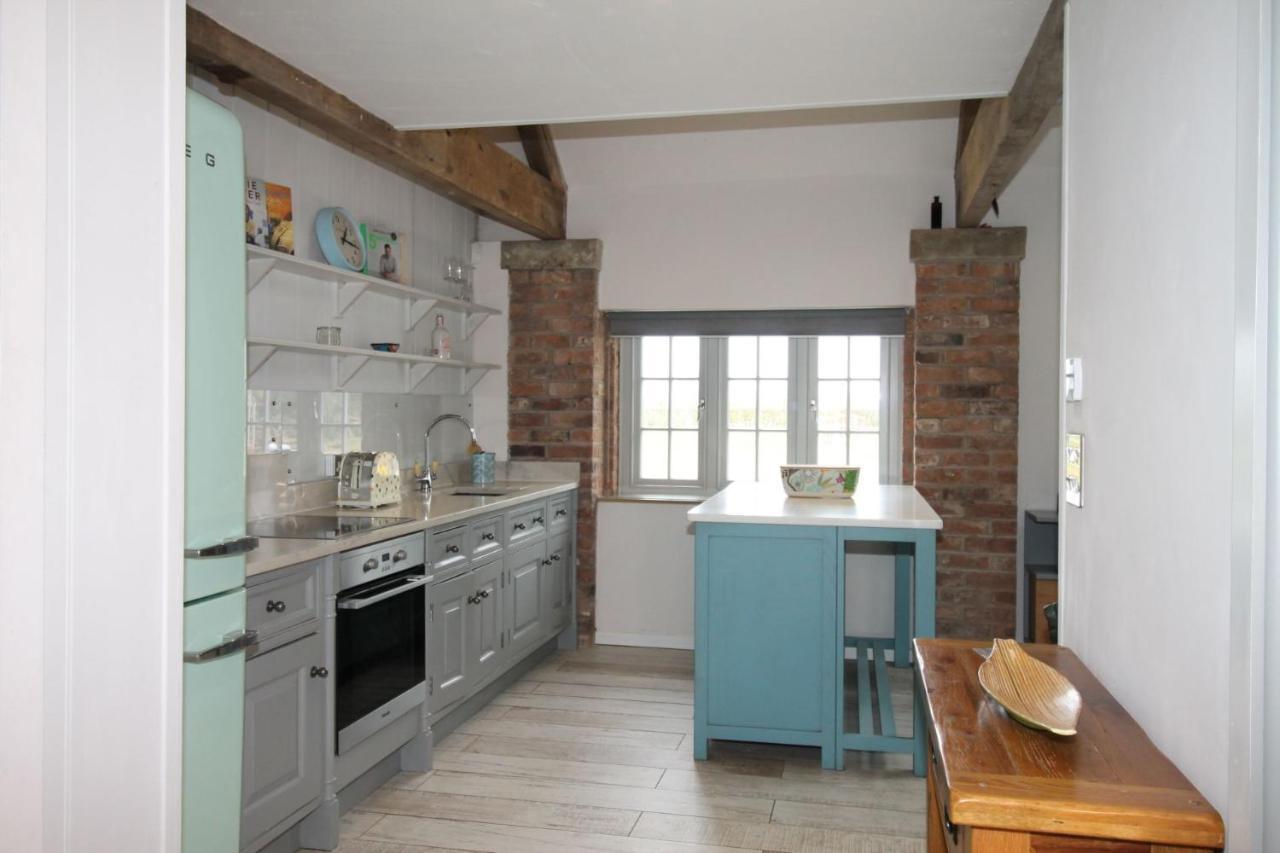 The Hayloft - Cheshire Villa Крю Екстериор снимка