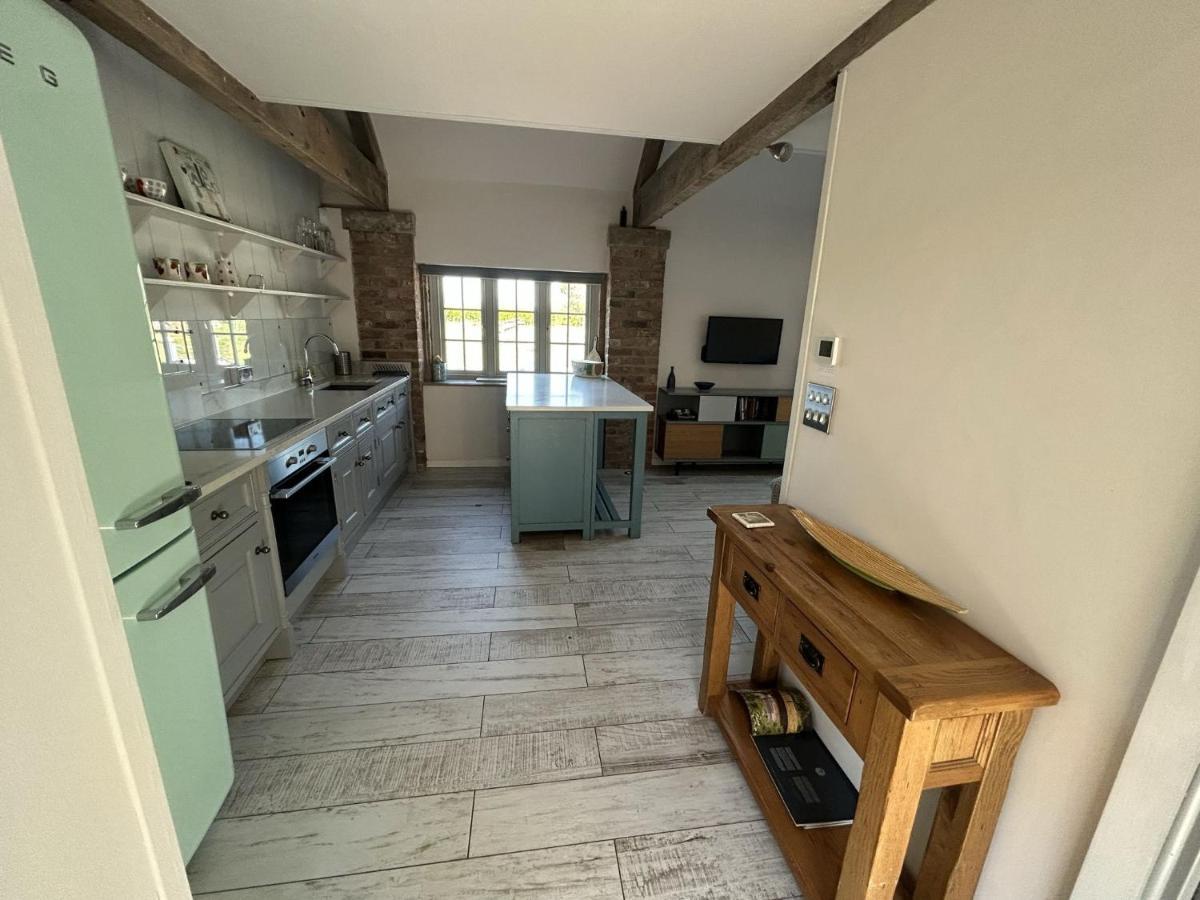 The Hayloft - Cheshire Villa Крю Екстериор снимка