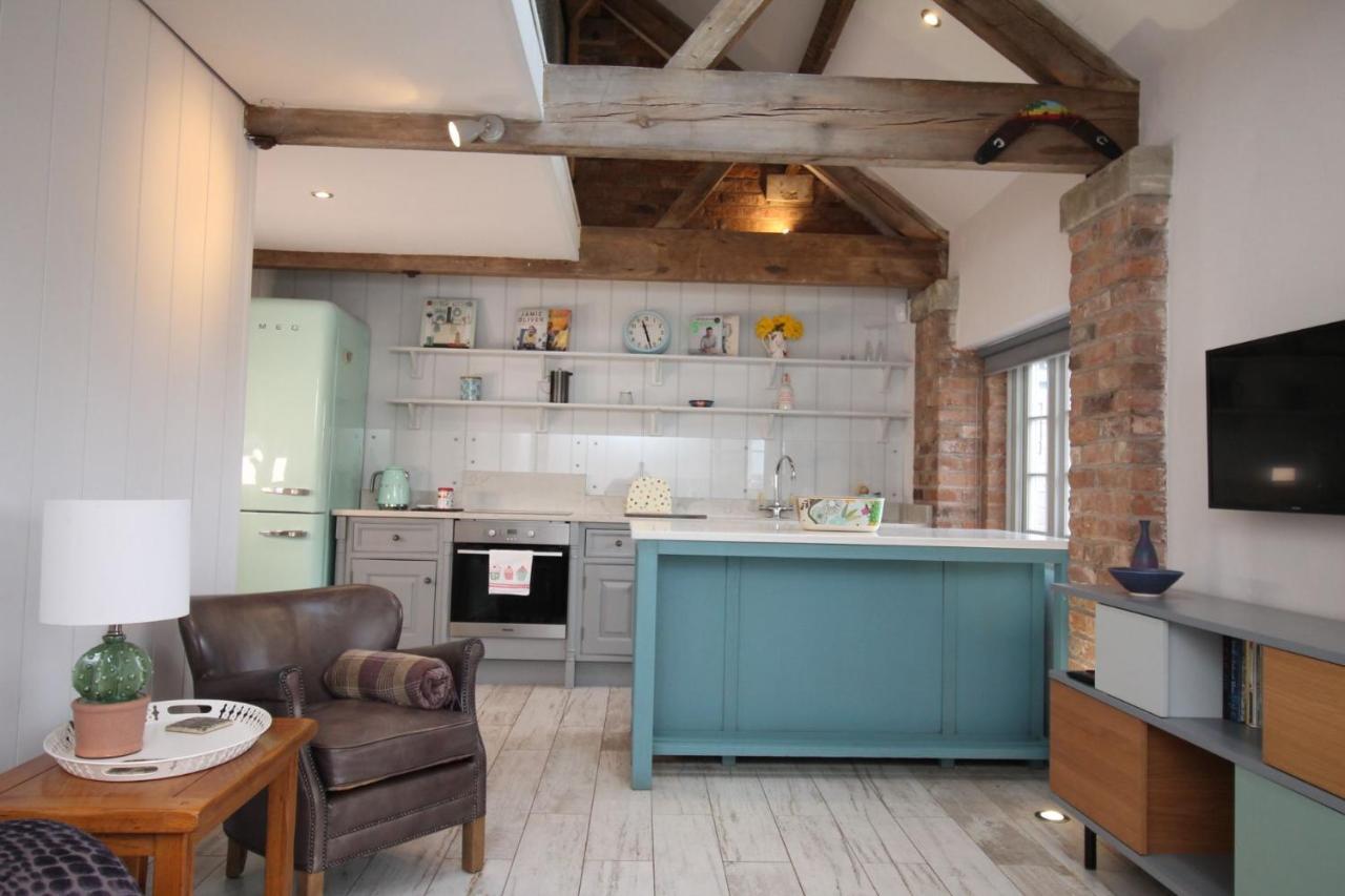 The Hayloft - Cheshire Villa Крю Екстериор снимка
