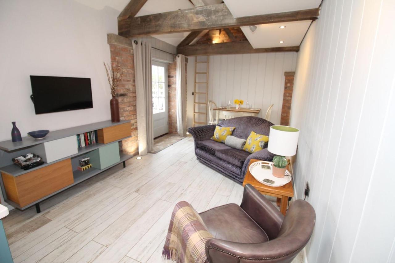 The Hayloft - Cheshire Villa Крю Екстериор снимка