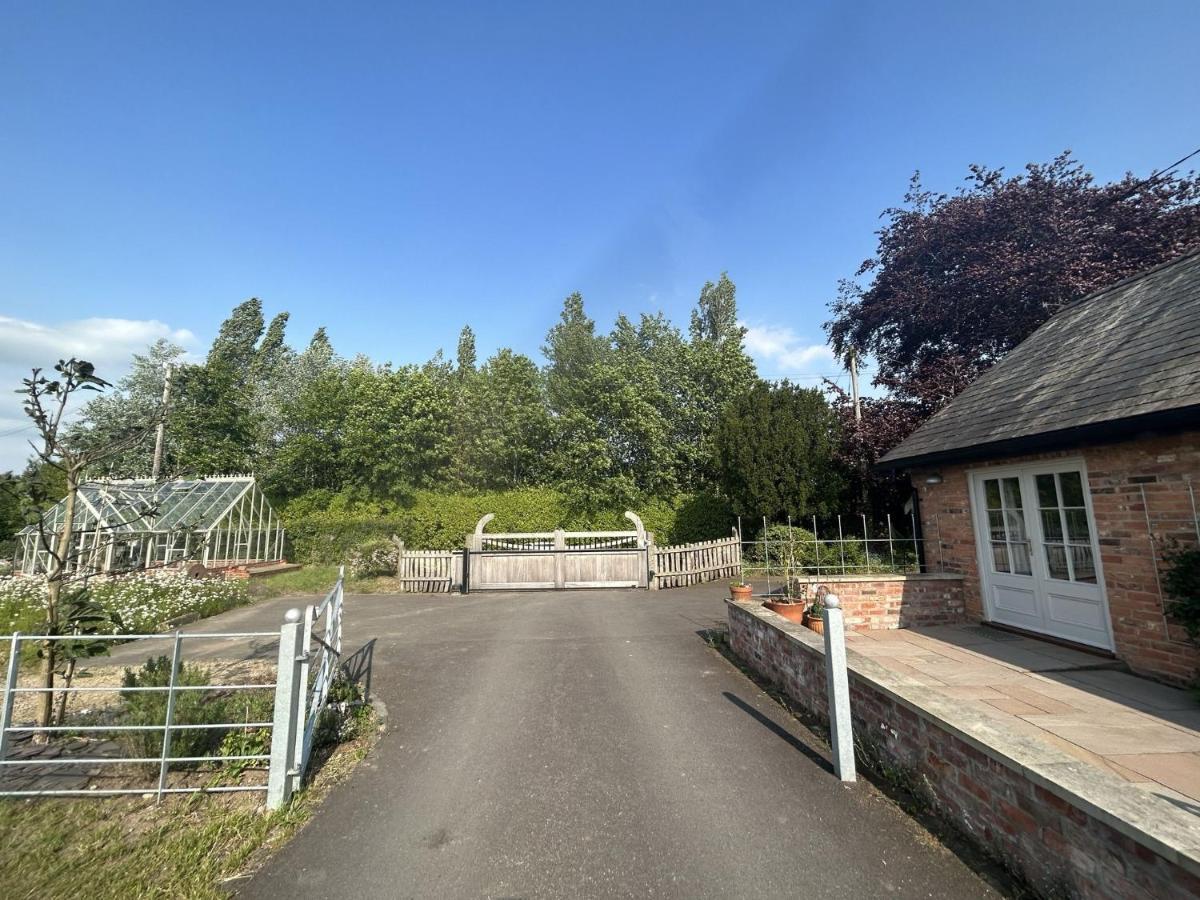 The Hayloft - Cheshire Villa Крю Екстериор снимка