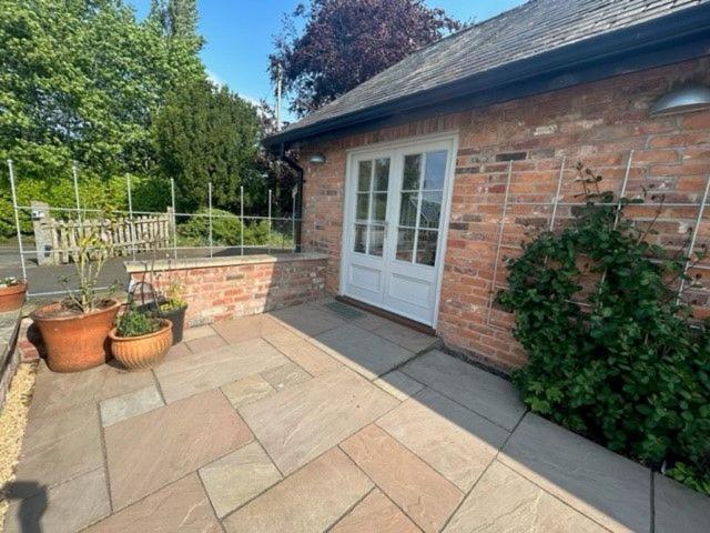 The Hayloft - Cheshire Villa Крю Екстериор снимка